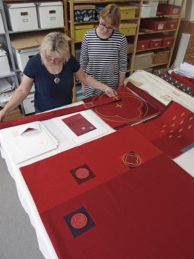 Arkkitehti Virpi Tervonen ja ompelimopäällikkö Kaisa Sihvonen Suomen Käsityön Ystävien ompelimossa