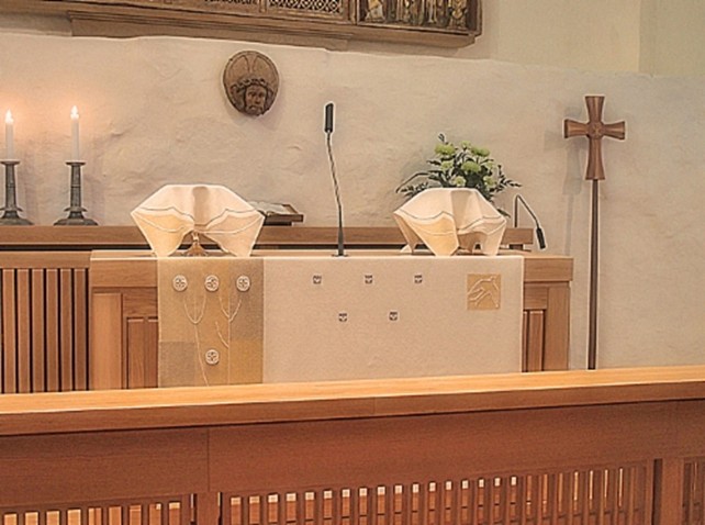 Valkoinen alttarivaate ja kalkkiliinat