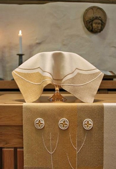 Kuva/Jenni Mikkonen/SKY: Valkoinen alttarivaate ja kalkkiliina