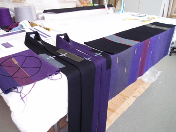 Violetti ja musta sarja SKY:n ompelimossa