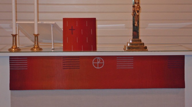 Punainen alttarivaate ja bursa