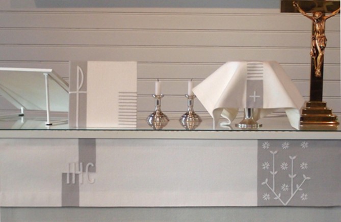 Valkoinen alttarivaate, bursa ja kalkkiliina