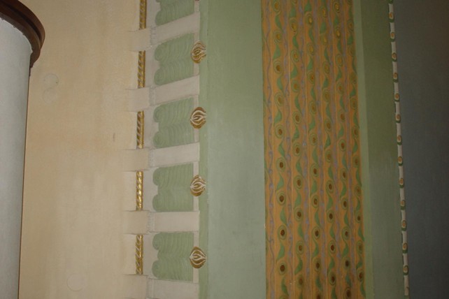 Kirkon seinämaalauksia saarnastuolin takana. 