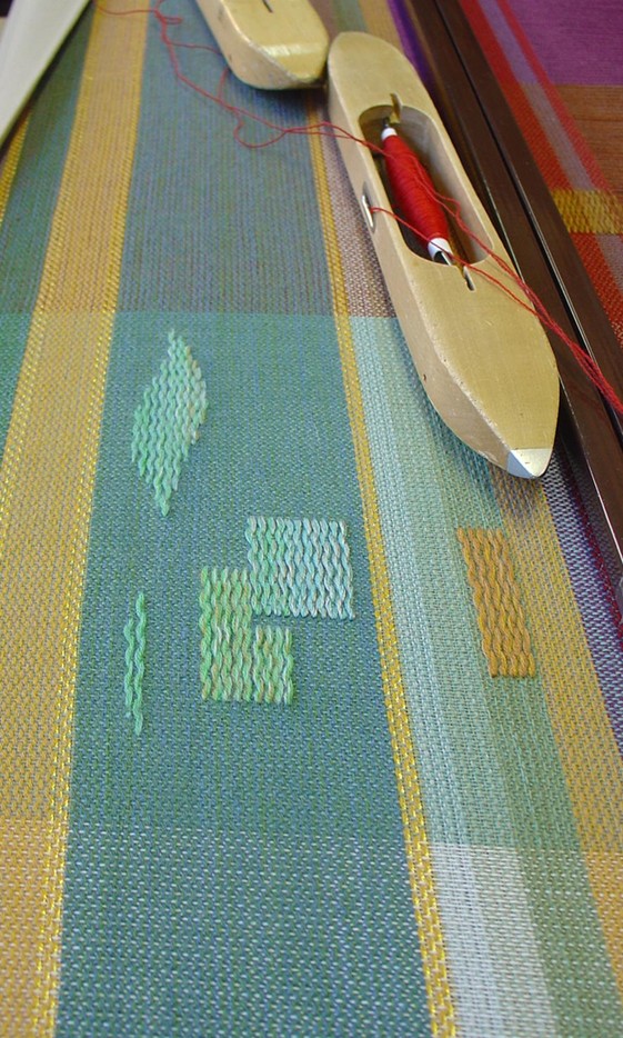 Mallitilkkuloimessa vihreän sarjan värejä ja pujotuspintoja.