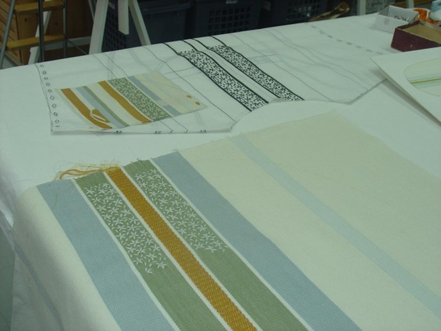 Valkoinen kasukka osittain kirjailtuna. 