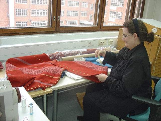 Ateljeeompelija Anitta Laakkonen. 