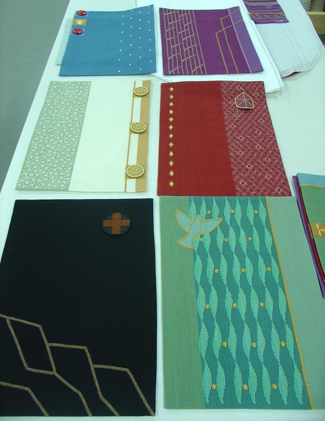 Saarnastuolin kirjaliinat kuudessa liturgisessa värissä. 