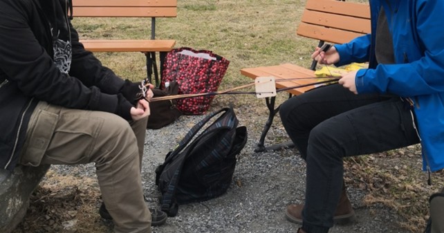 Yhteistyö on voimaa. Kuvassa kaverini toimii loimipidikkeenä, kun kudon lopputyöhöni tarvittavia lautanauhoja. Kuva Milla Ojala