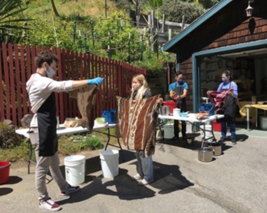 Huiveja värjätään. Kuva: Auli Sookari