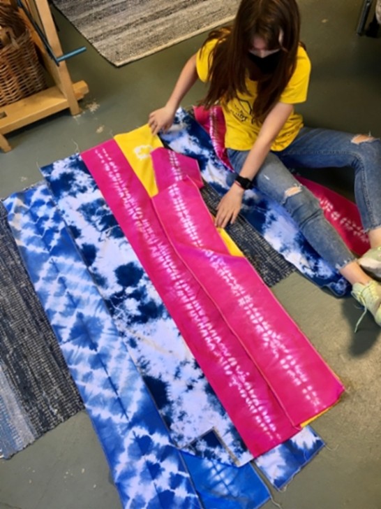 Torkkutäkkiä kasaamassa. Kuva: Auli Sookari