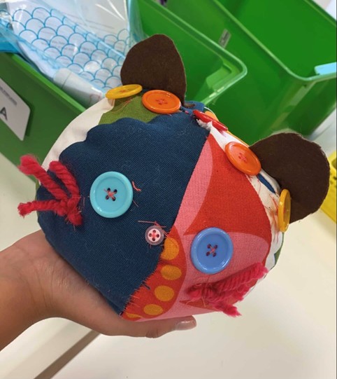 Jalkapalloteemaan valmistettu kangaspallo